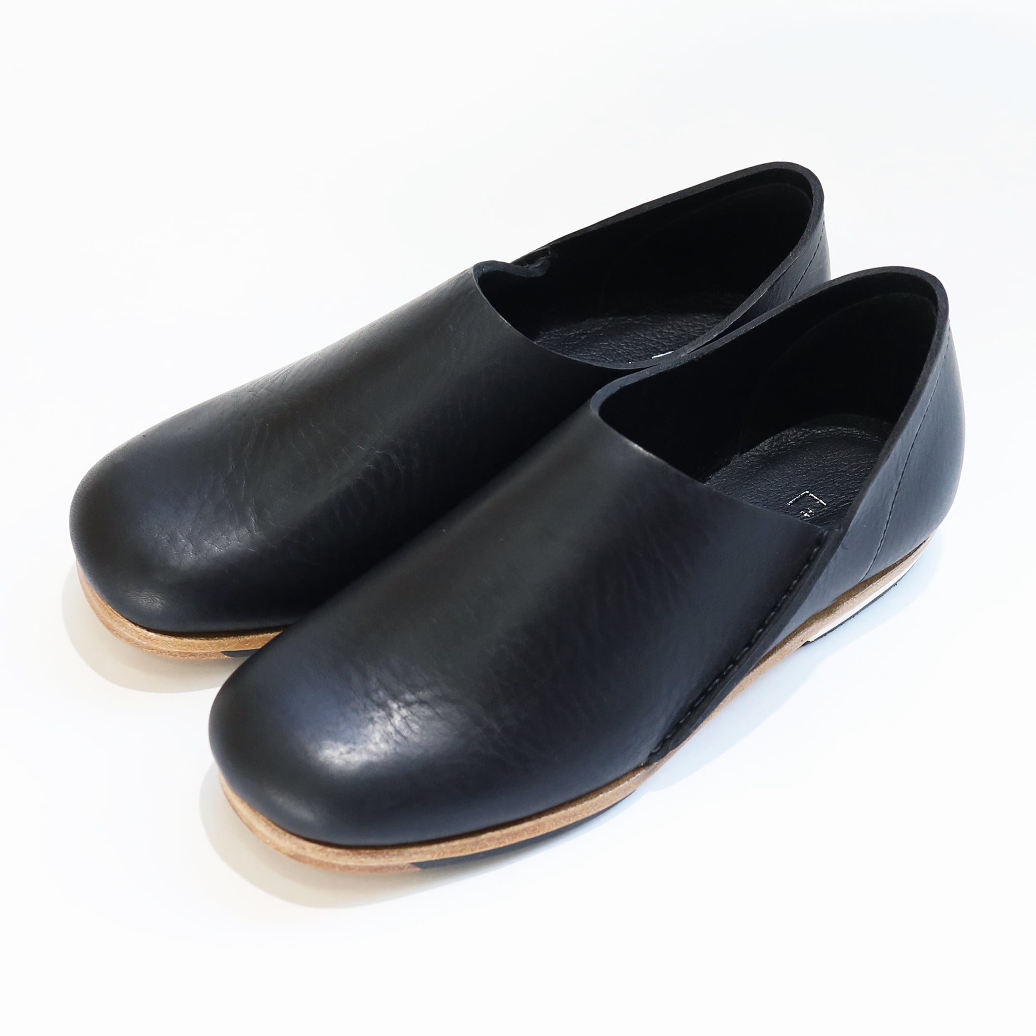 ヒムカシ製靴 ／ Armenia slipon 1. formal black / natural – himukashi